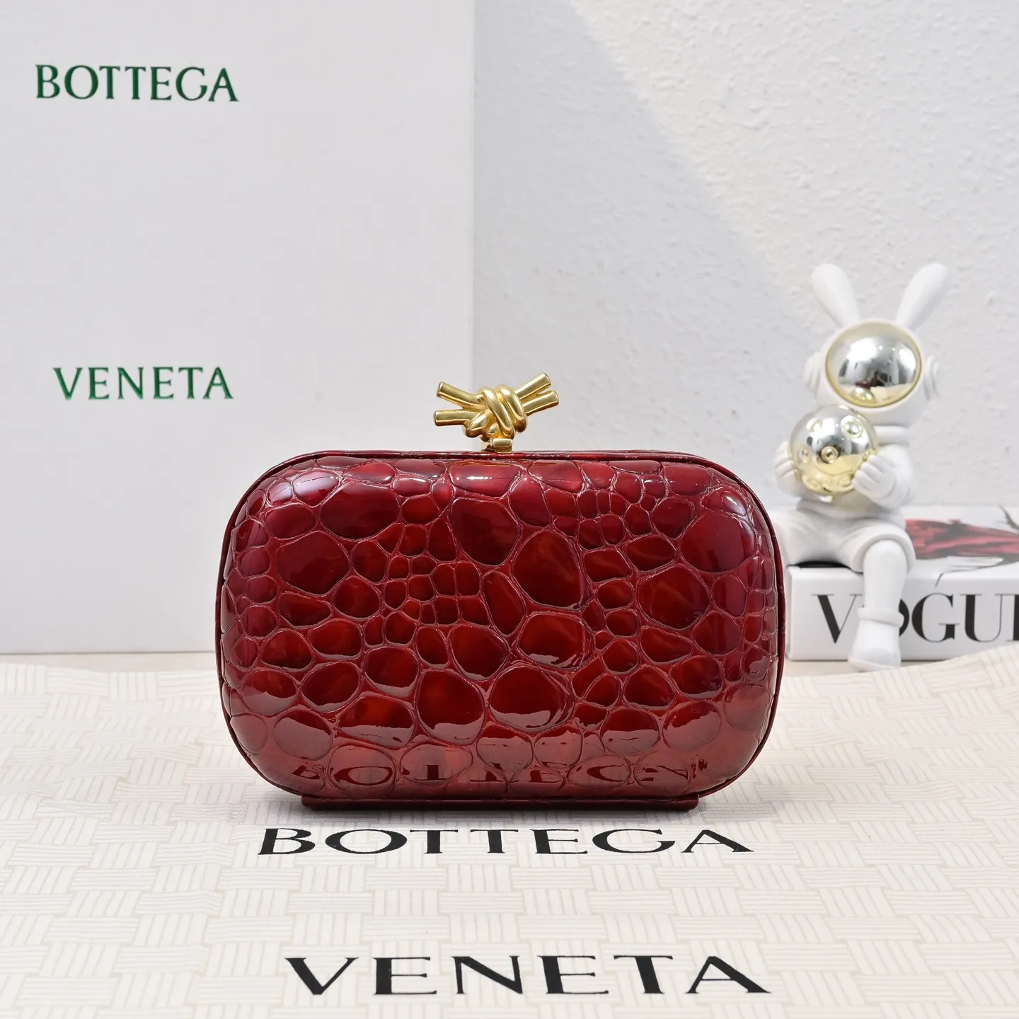 Batch 1560 #BV Knot pearlescent crocodile pattern evening bag series 🐊 Each bag reveals exquisiteness and elegance. It is made of crocodile leather with knot buckle. The leather feels super good and is unforgettable. 🐊 Crocodile pattern is a classic among classics. It looks high-end whenever you take it out ⭐️ The design is small and exquisite, low-key without logo, elegant and generous. Holding it in your hand or hanging it on your wrist will make you look more elegant and charming [Fireworks] Model: 717622 Size: 20x12x5.5